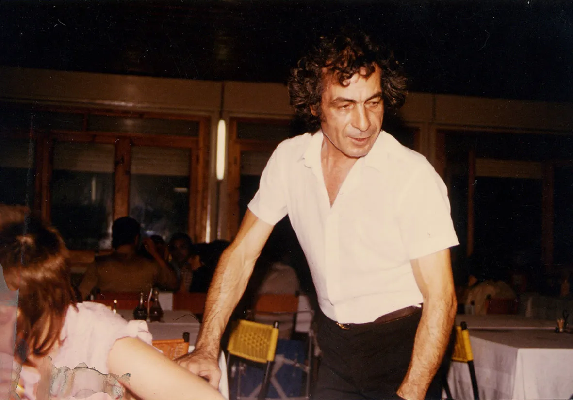 Pino tra i tavoli del suo ristorante